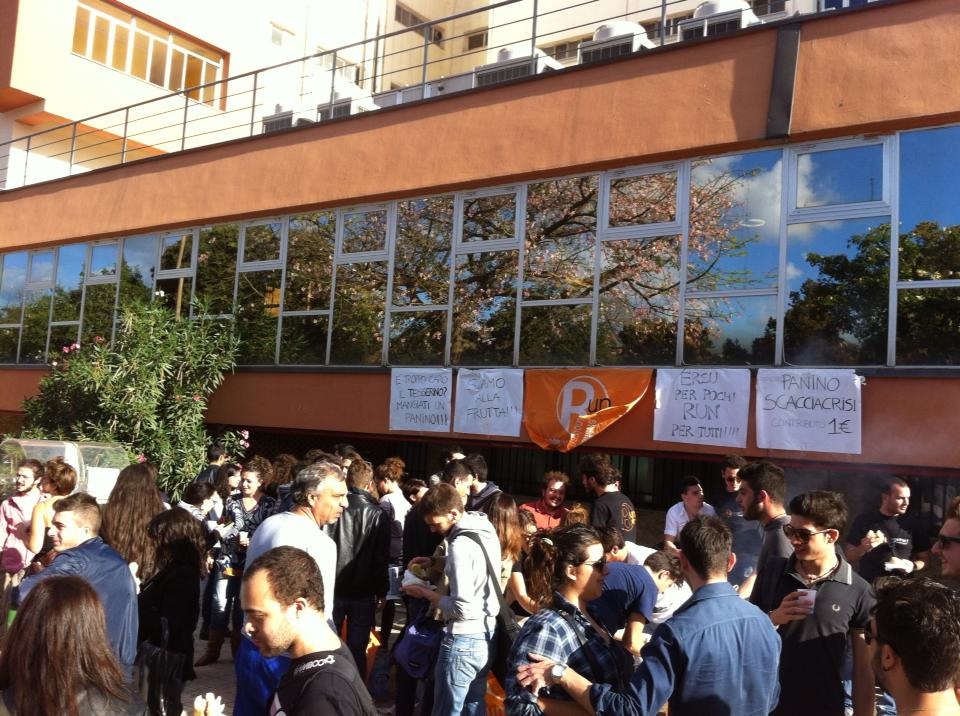 “L’Ersu per pochi, la Run per tutti”, grigliata di protesta davanti la mensa universitaria di Palermo