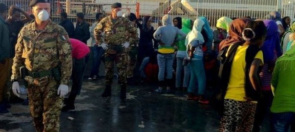 I militari dell’operazione strade sicure accolgono oltre 350 immigrati giunti a Lampedusa