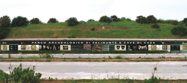 Le vetrate di ingresso del Parco archeologico di Selinunte e Cave di Cusa impreziosite con eleganti immagini doriche