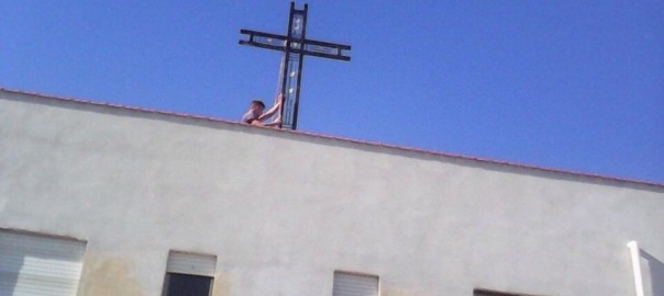 Croce in ferro sull’edificio che ospita la chiesa di Triscina di Selinunte