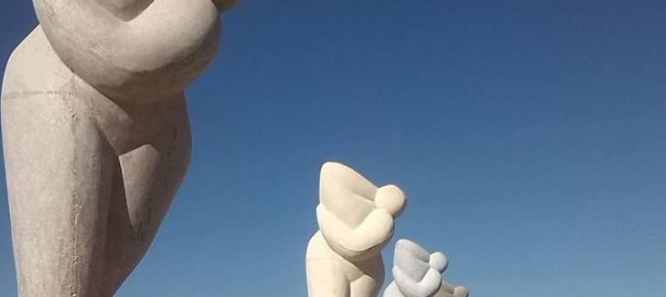 Alla Cala marina dieci statue di 1800 Kg ognuna, alte oltre due metri