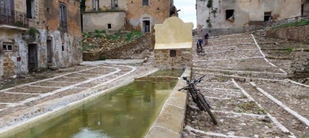 In Mountain Bike per la città fantasma