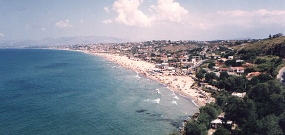 Avviata la pulizia straordinaria della spiaggia Plaja