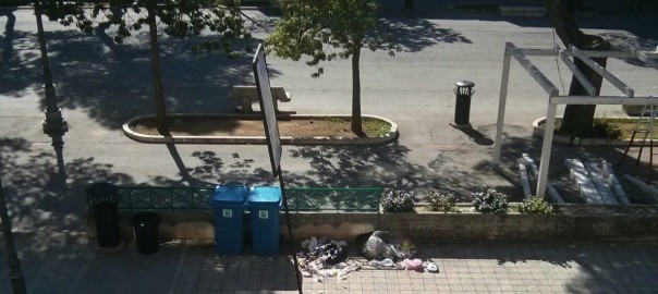 Foto sulla spazzatura in piazza