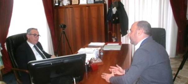 Il sindaco Nicolò Catania intervistato da un inviato di “Report”