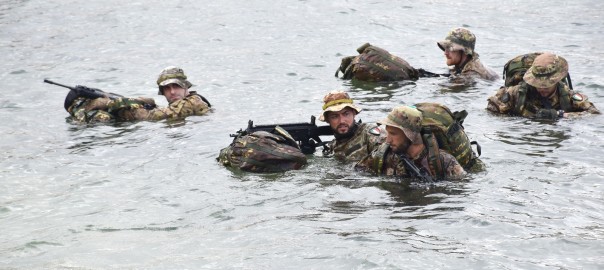 I Bersaglieri della Brigata “Aosta” si addestrano nel nuoto operativo in due settimane di intensa attività