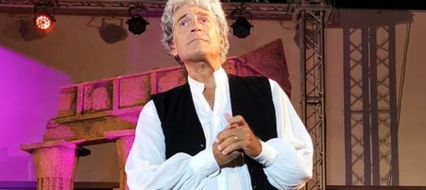 Gianfranco Jannuzzo incanta il pubblico del Teatro Franco Franchi-Ciccio Ingrassia a Triscina
