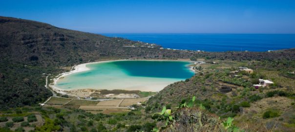 Una tariffa aerea particolarmente scontata, unita ai servizi a terra proposti dai tour operator partner, Pantelleria Island e Vivere Pantelleria, per sviluppare il turismo scolastico