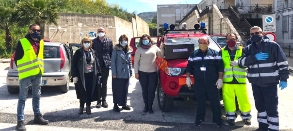 Emergenza coronavirus, locali concessi alla protezione civile e i volontari donano il fieno al circo bloccato a Castelvetrano