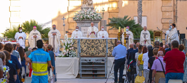 50 anni di sacerdozio per monsignor Domenico Mogavero, piazza gremita di fedeli