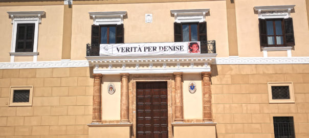 “Verità per Denise” in uno striscione al Palazzo vescovile di Mazara