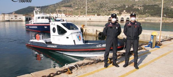 Tenta di eludere i controlli andando via mare. Preso dai Carabinieri