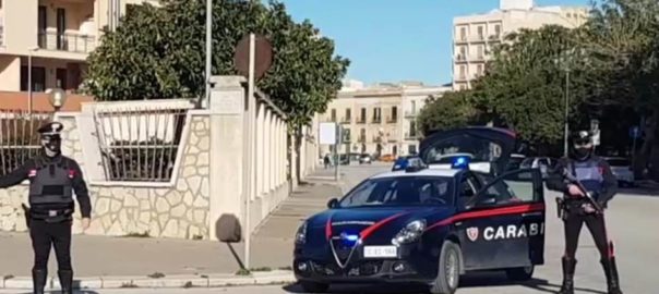 Arrestato 51enne perché aggredisce i carabinieri che lo avevano fermato su ciclomotore senza casco
