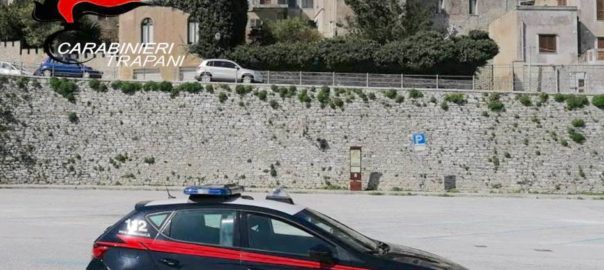 Giovane spacciatore non si accorge che ci sono i carabinieri mentre spaccia una dose: arrestato