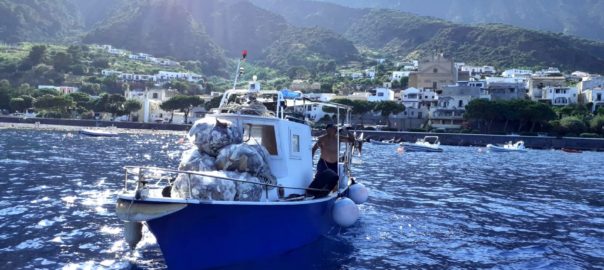 Pescatori all’opera lungo le coste per la raccolta di rifiuti con il FLAG “Isole di Sicilia”