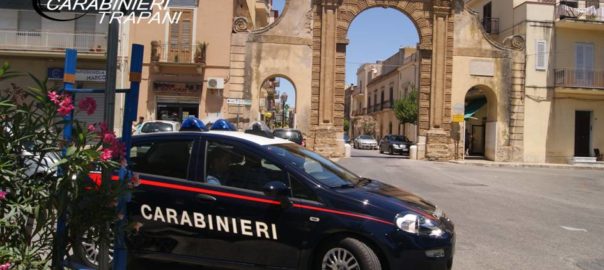 Tenta di estorcere denaro ad una coppia di commercianti: i carabinieri lo sottopongono al divieto di avvicinamento alle persone offese con obbligo di presentazione alla polizia giudiziaria