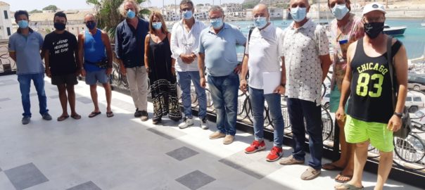 Il FLAG “Isole di Sicilia” ha distribuito abbigliamento da lavoro ai pescatori delle Isole Egadi che hanno partecipato al progetto “Marine Litter”