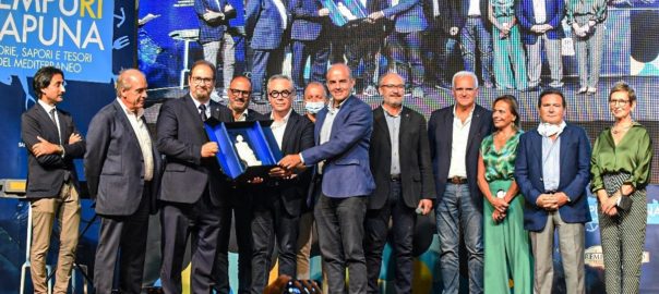 Il sindaco di Partanna consegna all’Asp di Trapani il ‘Premio Saturno’ di San Vito Lo Capo