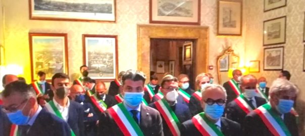 Nicolò Catania protesta a Roma con altri sindaci per denunciare le gravi criticità finanziarie e organizzative degli enti locali siciliani