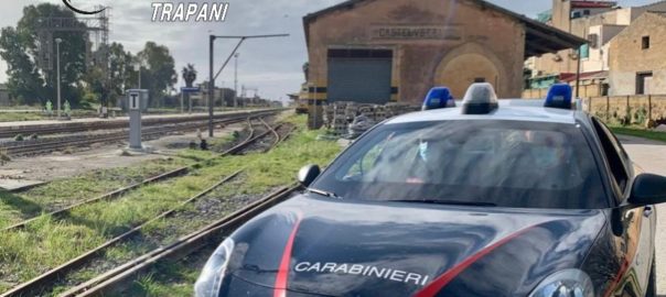 Sorpresi dai carabinieri nella stazione ferroviaria con 100 litri di gasolio rubato: due uomini in arresto