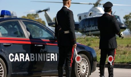 I carabinieri indagano sul furto di computer in una scuola: una 26enne è stata denunciata per ricettazione