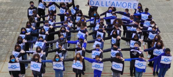 Bullismo e Cyberbullismo: La Scuola si tinge di blu nel flash mob realizzato dalle Classi Seconde del Plesso Pappalardo