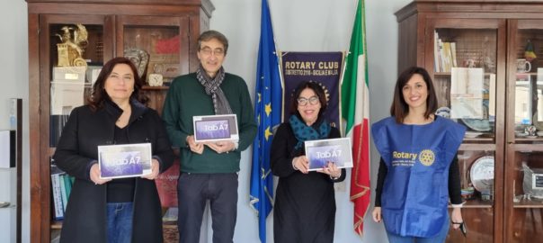 Il Rotary Club dona tre tablet al “D’Aguirre”