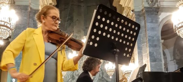 Recuperato il concerto saltato a Natale per la pandemia. Violinista ucraina suona indossando i colori della sua terra