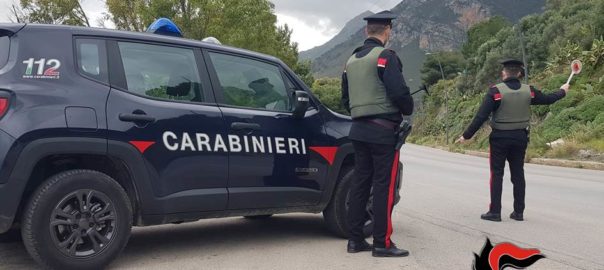 Getta la droga dal finestrino dell’auto. Denunciato dai carabinieri