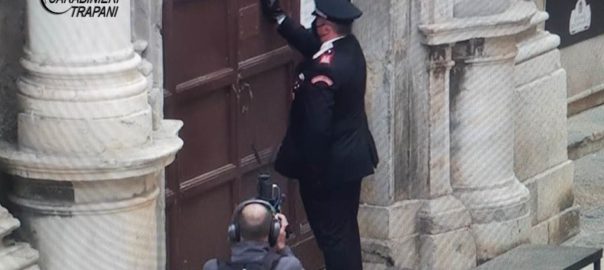 I Misteri di Trapani: il comandante della stazione carabinieri di Trapani, come da rito, avvia la tradizionale processione dei misteri