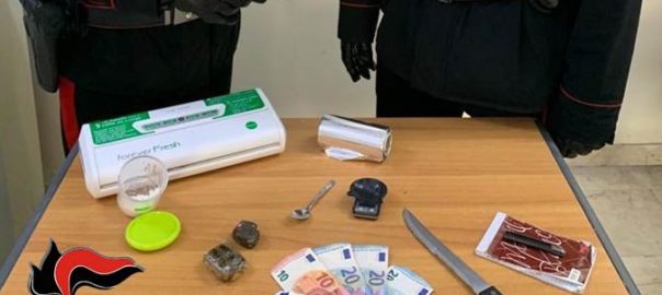 I carabinieri scoprono presunto bazar di droga nel rione Cappuccinelli: arrestato un 44enne