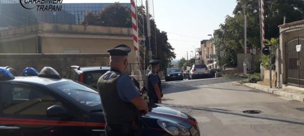 Danneggia passaggio a livello in chiusura e rimane incastrato. Denunciato dai carabinieri