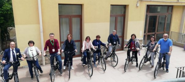 Consegnate oggi quindici biciclette al personale dell’Istituto Superiore “I. e V. Florio” di Erice, per la Mobilità Urbana Sostenibile.