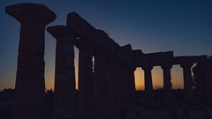 Seconda alba al Parco archeologico di Selinunte. Duetti e arie al sorgere del sole e si chiude con un bagno nel mare sotto l’Acropoli