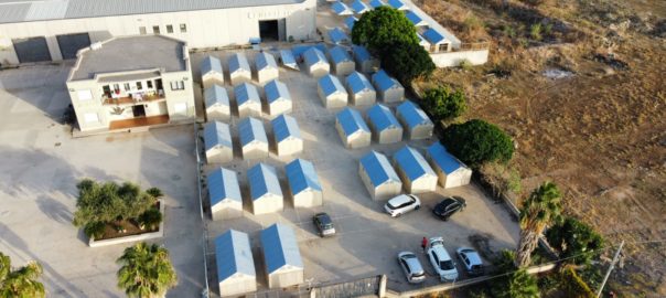 Ospitalità ai lavoratori stranieri stagionali: conclusi i lavori per il posizionamento di 50 moduli abitativi presso il campo di Fontane d’oro a Campobello di Mazara