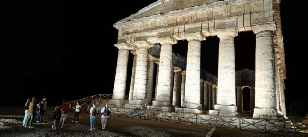 Alla scoperta del Parco archeologico di Segesta alla luce della luna