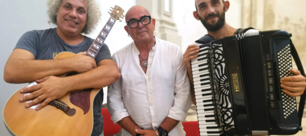 Concerto-tributo a Modugno nelle cale di Marettimo e Levanzo e il pubblico sta in barca