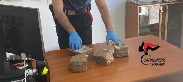 Ancora panetti di hashish spiaggiati. Intervengono i Carabinieri