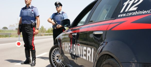 Denunciata dai Carabinieri una donna che avrebbe rubato vestiti da un negozio