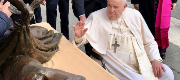 Giornata Mondiale dei Poveri: Papa Francesco ha benedetto “Rifugio”, una scultura che promuove la “Campagna 13 case” della Famiglia Vincenziana