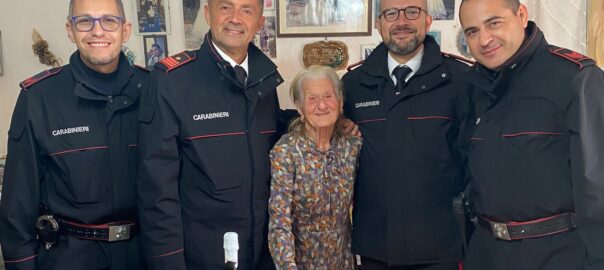 Compie 101 anni, i parenti non possono raggiungere l’isola per il maltempo e festeggia con i Carabinieri che le preparano anche la torta