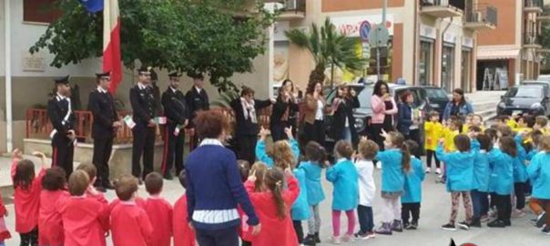 4 novembre 2022 festa coi bambini davanti alla stazione Carabinieri