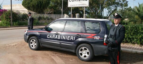 A bordo di un ciclomotore rubato con coltelli e passamontagna in tasca. Denunciati