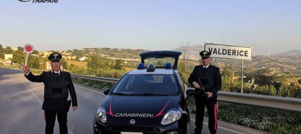 Prova a rubare un’auto parcheggiata davanti la caserma. Il comandante lo vede e lo arresta