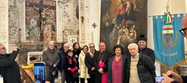 Foto di gruppo dei principali protagonisti della presentazione del dipinto recuperato raffigurante San Nicolò da Tolentino ai piedi della Vergine