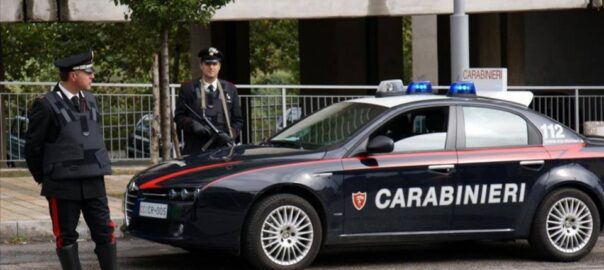Non si ferma all’Alt, inseguito e fermato, aggredisce i Carabinieri e danneggia le gazzelle. Arrestato