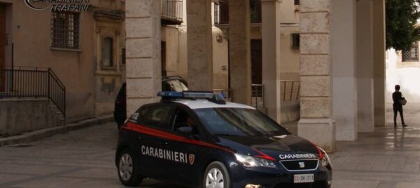 Aggredisce i Carabinieri e danneggia le auto di servizio. Arrestato