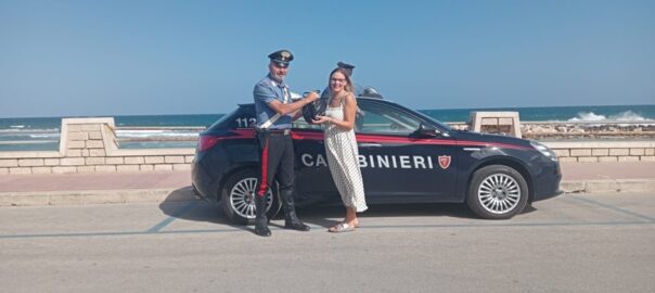 I Carabinieri restituiscono il sorriso ad una turista