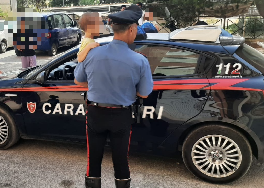 Bimbo di 4 anni gioca a nascondino e sparisce per due ore. Trovato dai Carabinieri nascosto nell’appartamento dei vicini