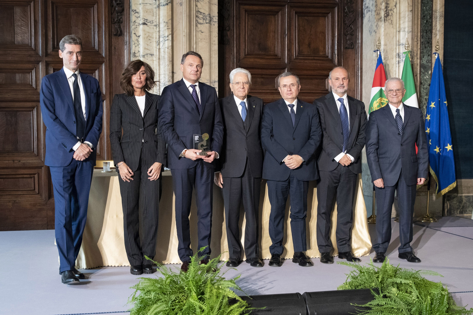 Ricerca sul cancro: il presidente Sergio Mattarella consegna a Roberto Tobia il premio “Airc credere nella ricerca”